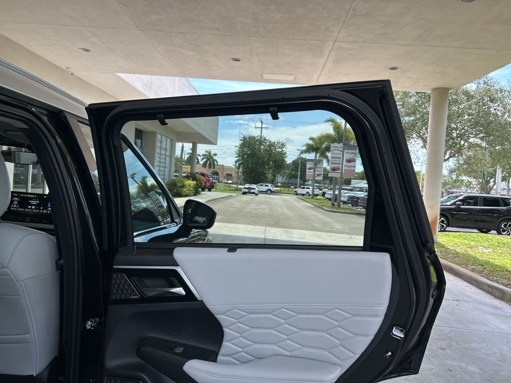2025 Mitsubishi Outlander Black Edition photo 30