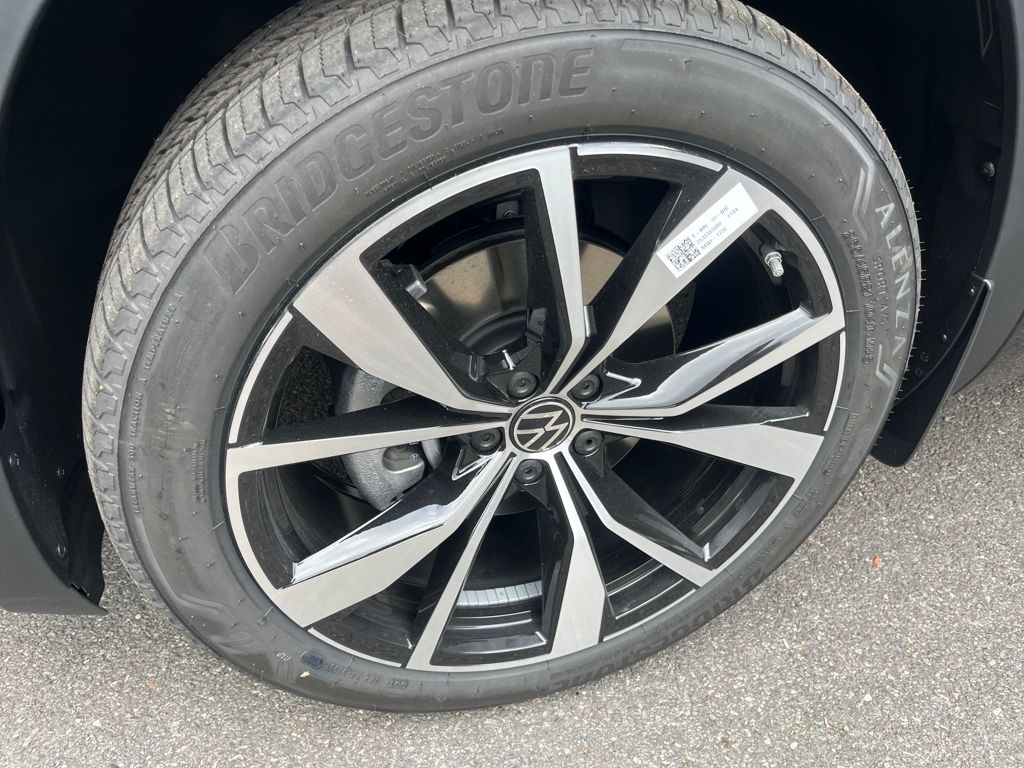 2026 Volkswagen Atlas SEL Premium R-Line photo 2