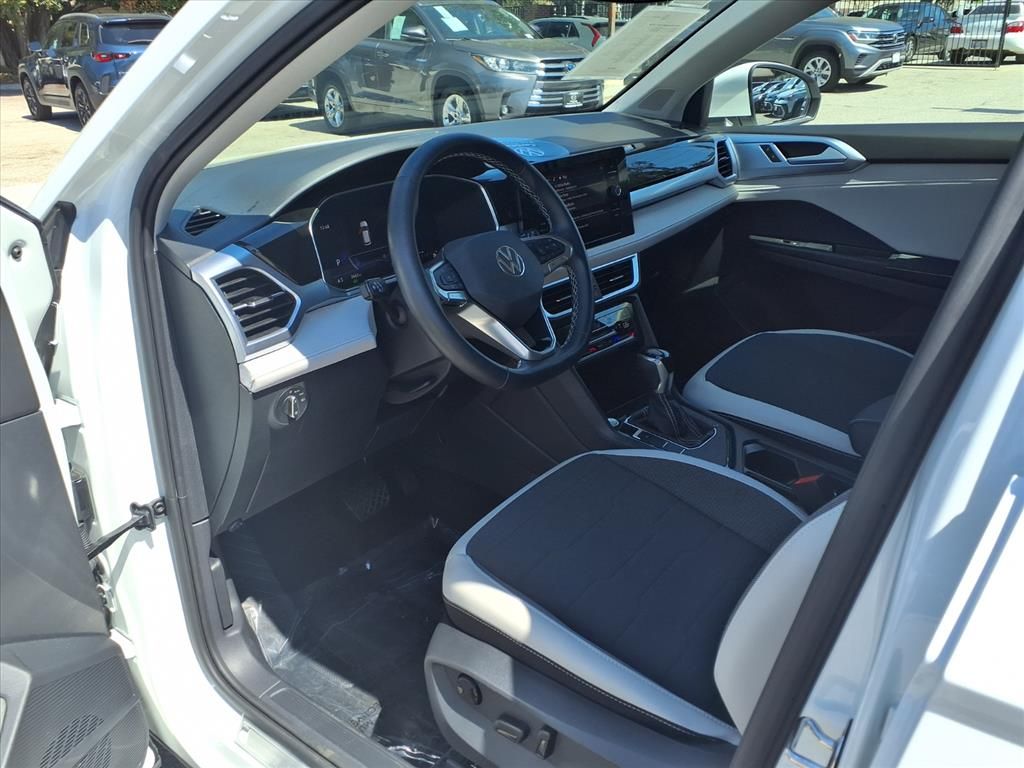 2025 Volkswagen Taos SE photo 12