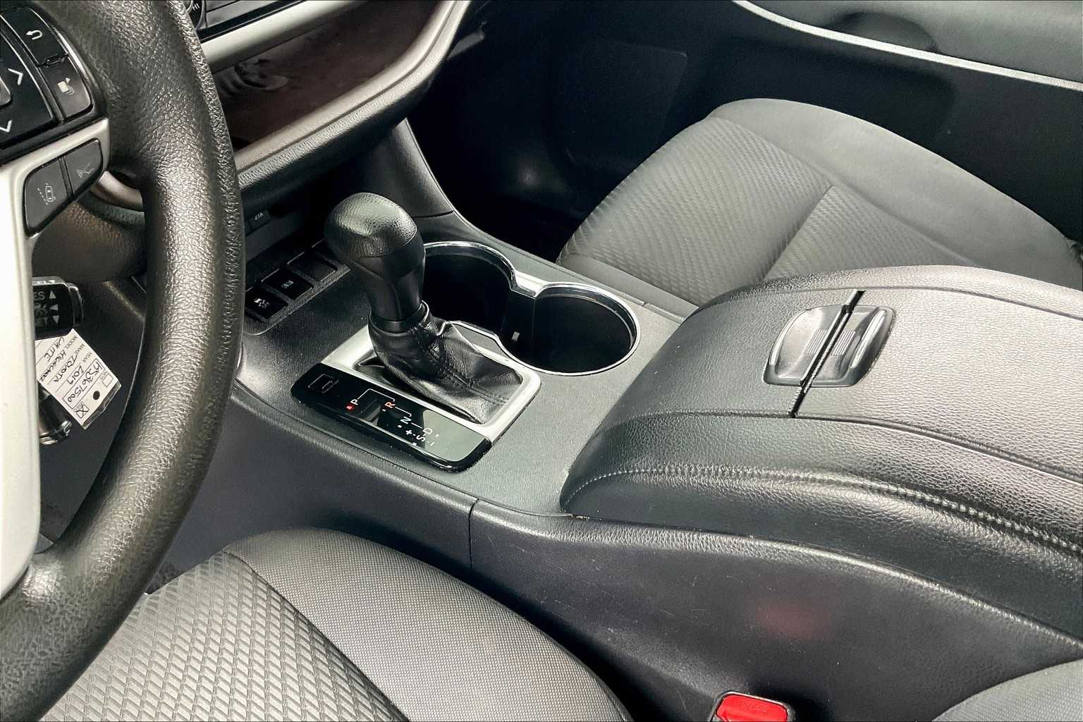 2019 Toyota Highlander LE photo 14