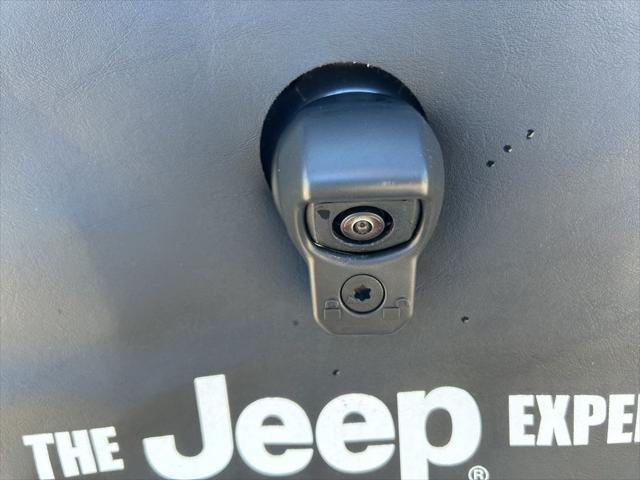 2025 Jeep Wrangler Sahara photo 17