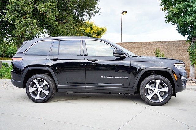 New 2023 Diamond Black Crystal Pearl-Coat Exterior Paint Jeep 4xe image 7