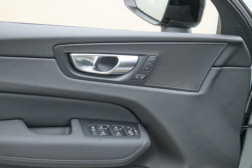 2026 VOLVO XC60 - Image 9