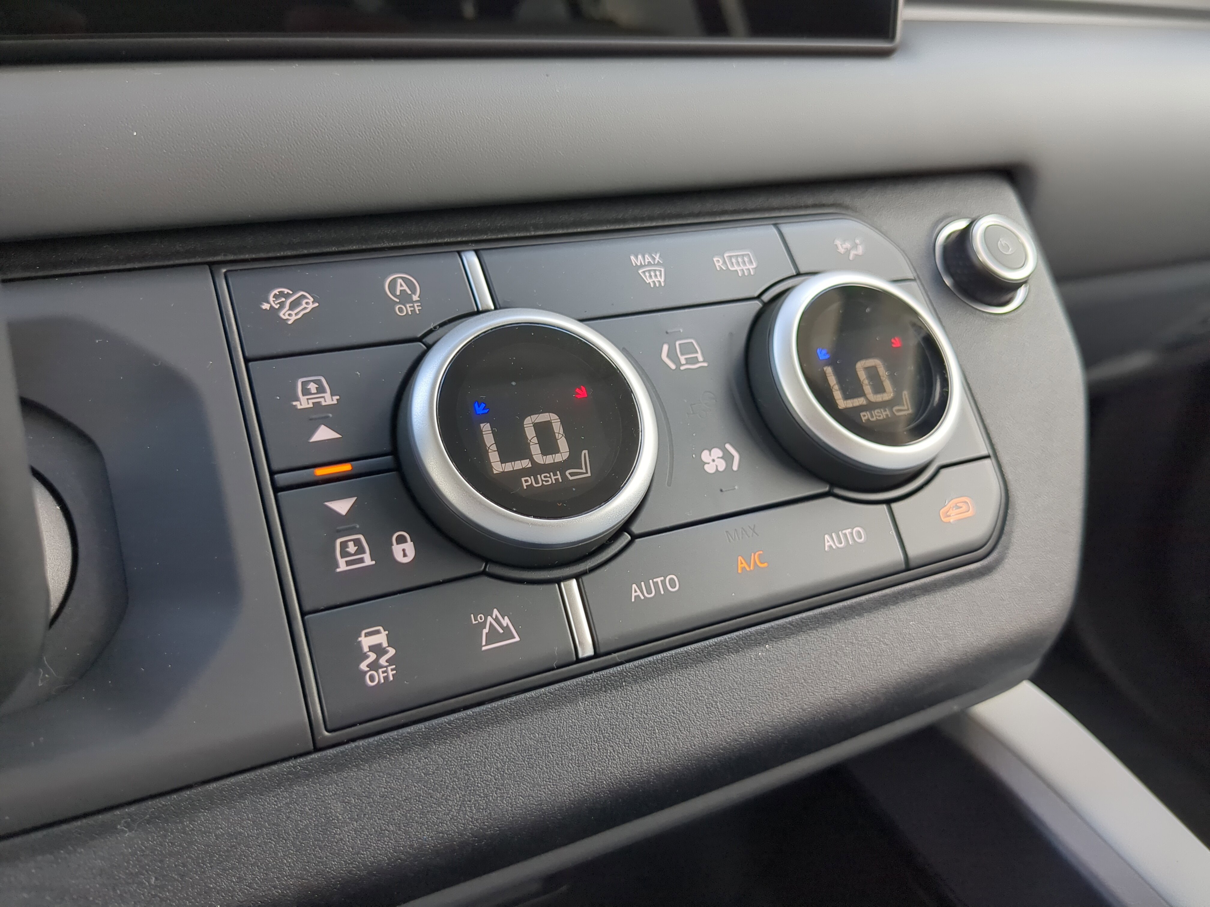 2025 Land Rover Defender 110 X-Dynamic SE photo 16