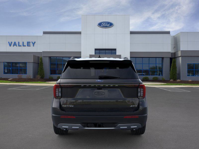 2025 Ford Explorer photo 2