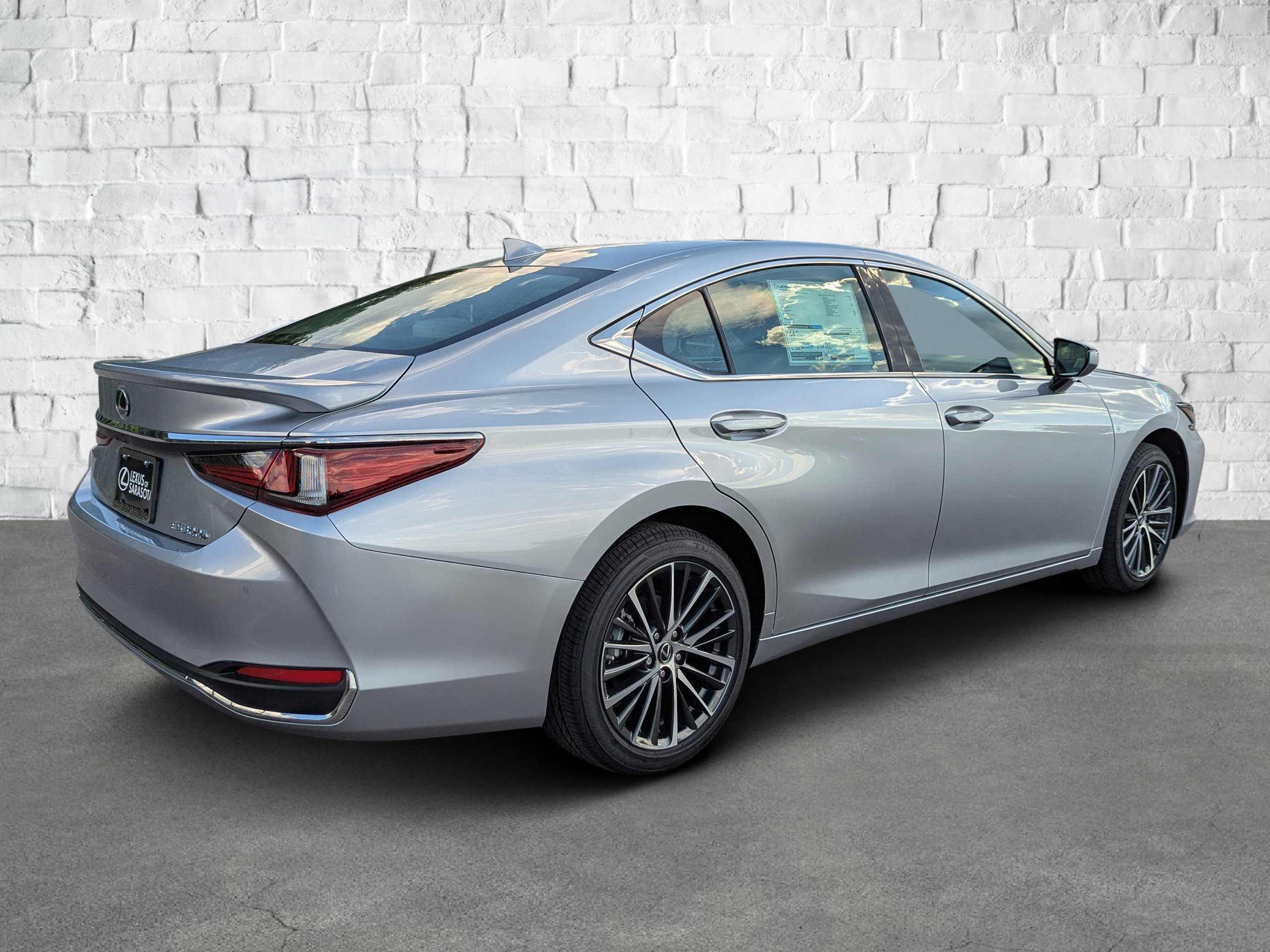 2025 Lexus ES 300h photo 4