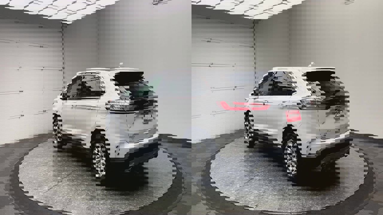 2019 Ford Edge SEL photo 2