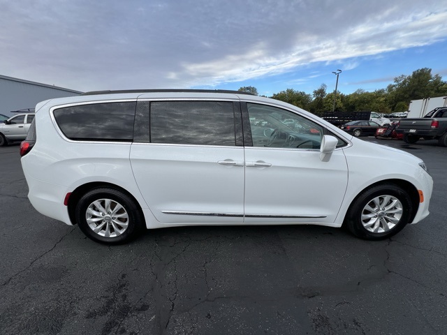 2017 Chrysler Pacifica Touring L photo 2