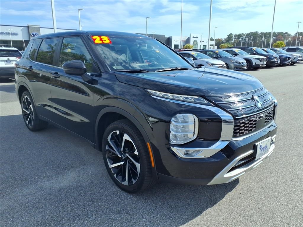 2023 Mitsubishi Outlander SE Special Edition's photo