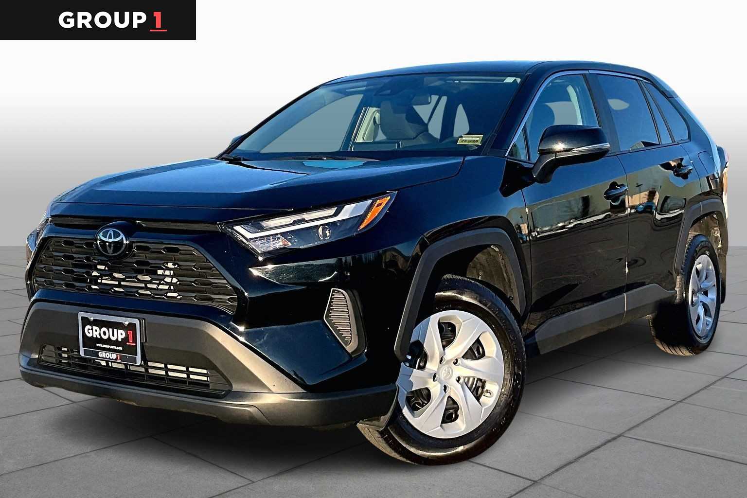 2025 Toyota RAV4 LE's photo