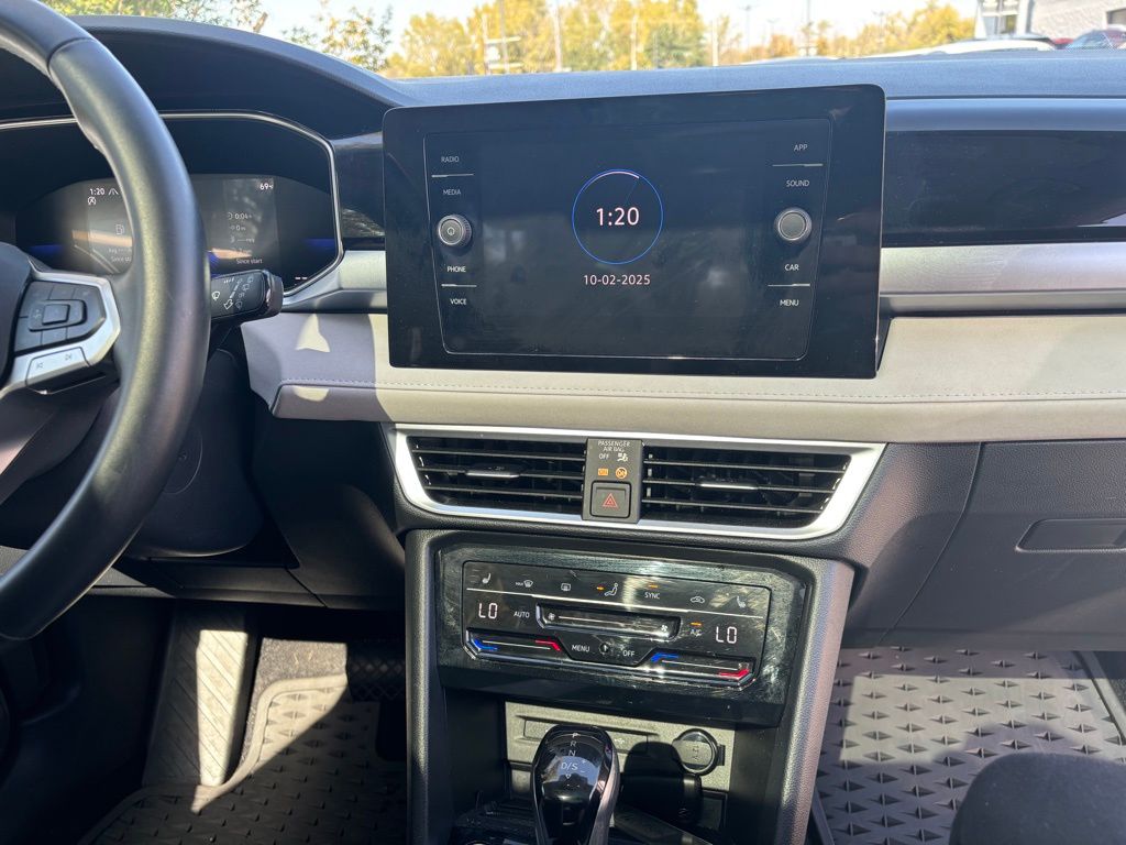 2025 Volkswagen Taos SE photo 15