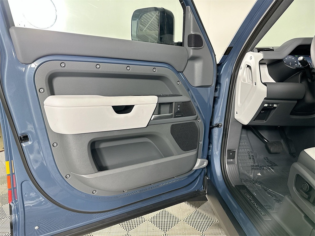 2025 Land Rover Defender 110 S photo 19