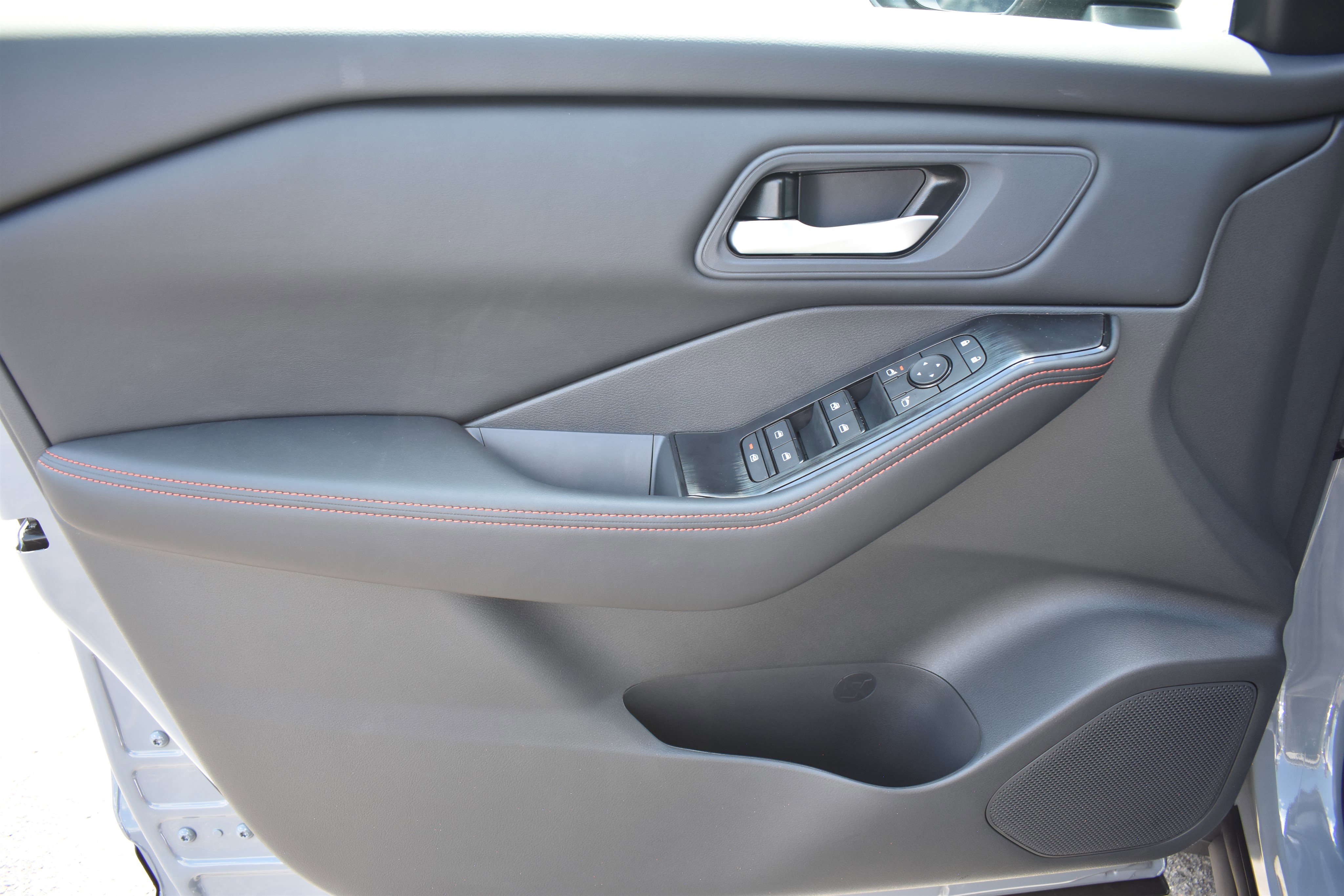 2026 Nissan Rogue SV photo 5
