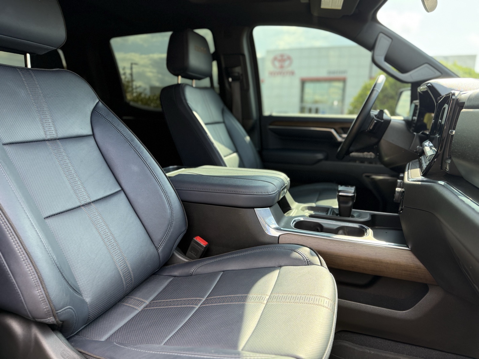2024 Chevrolet Silverado 1500 High Country photo 8