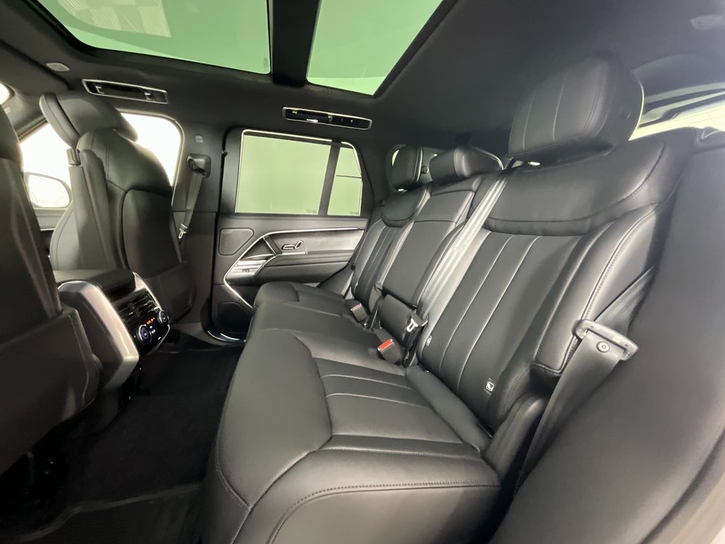 2025 Land Rover Range Rover SE photo 3