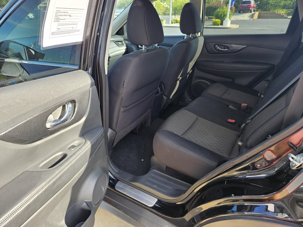 2017 Nissan Rogue SV photo 13