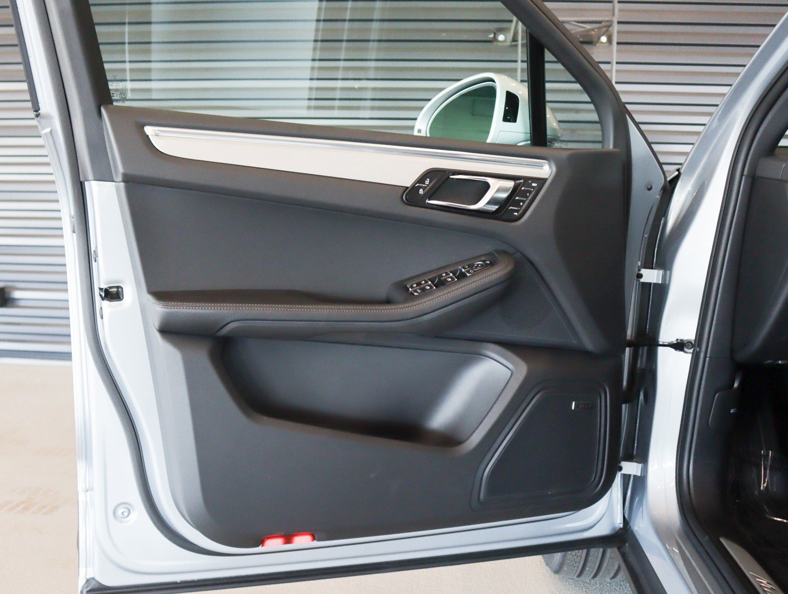 2025 Porsche Macan T photo 22