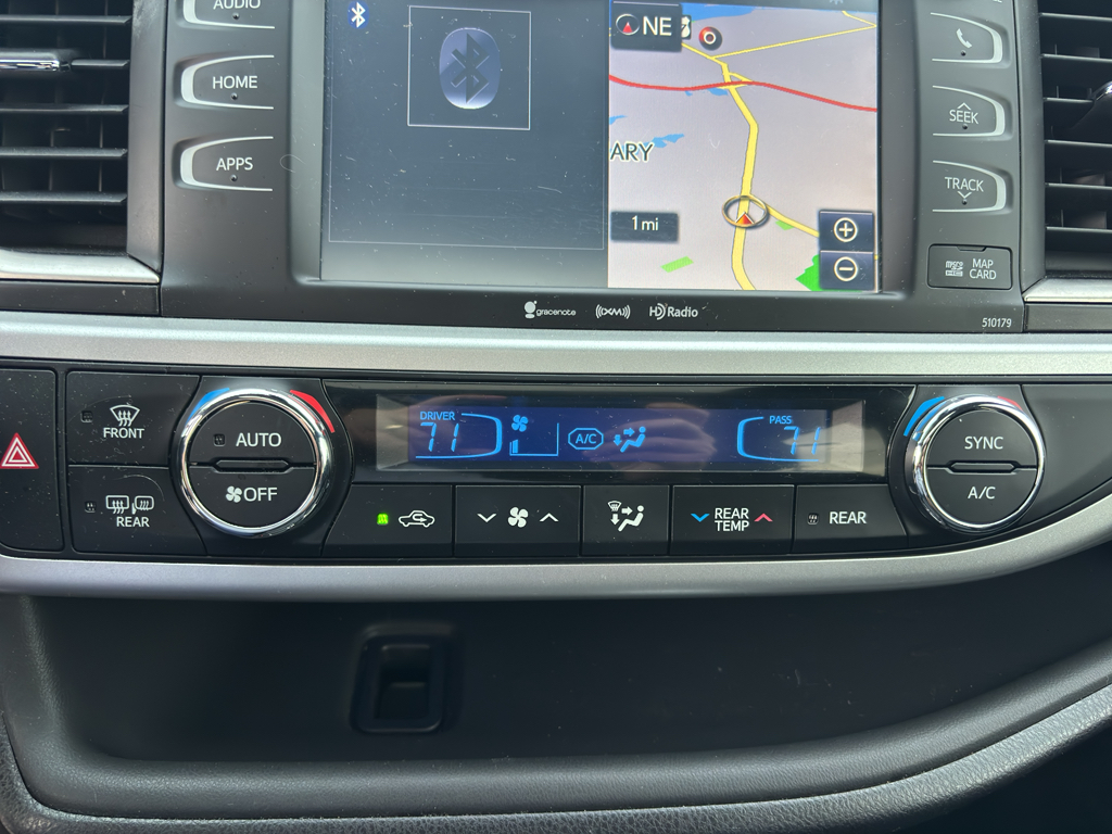 2017 Toyota Highlander SE photo 10