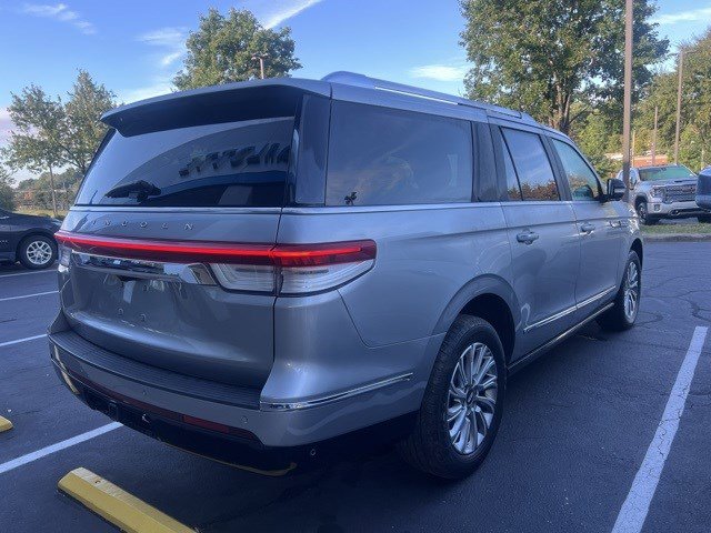 2022 Lincoln Navigator L Standard photo 4