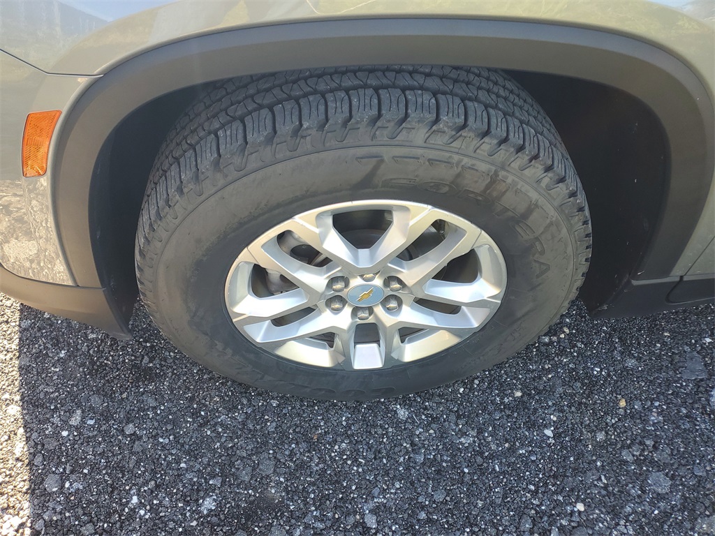 2023 Chevrolet Traverse LS photo 2