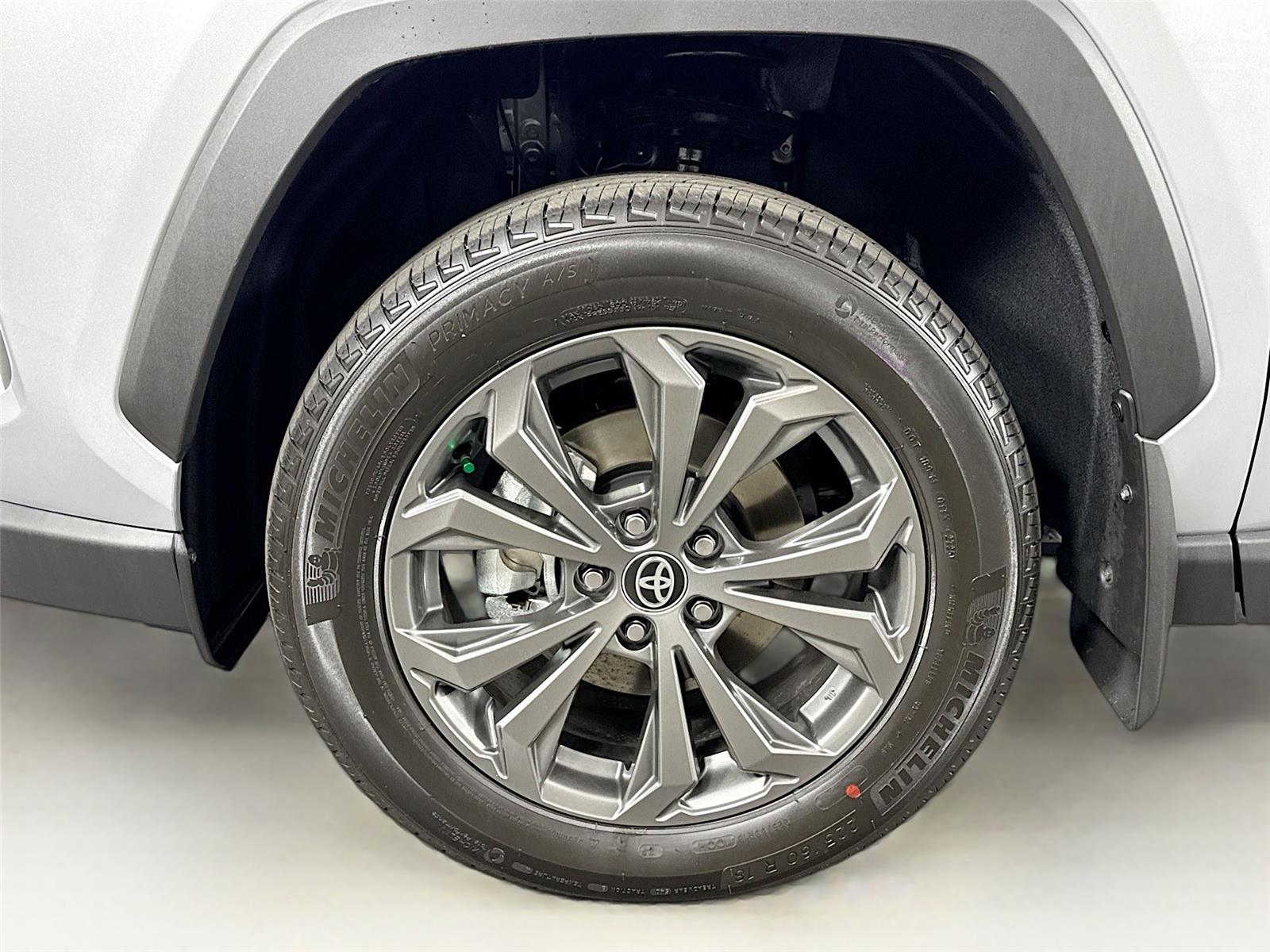 2025 Toyota RAV4 Hybrid XLE Premium photo 9