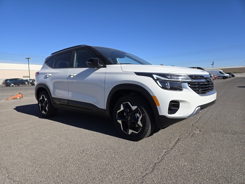 2025 Kia Seltos S photo 2