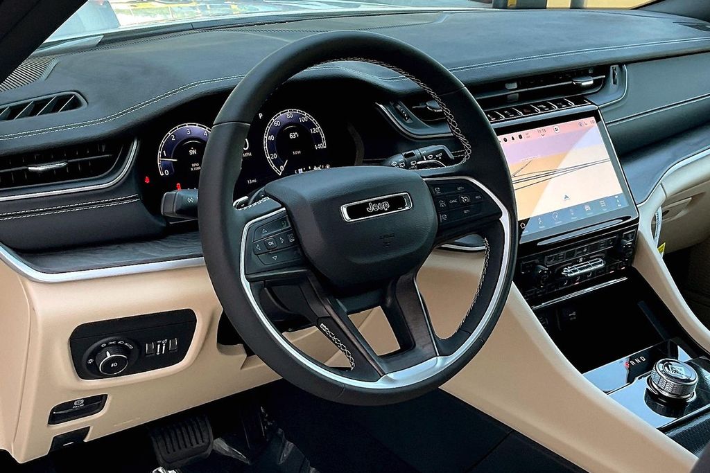 2025 Jeep Grand Cherokee Limited photo 8