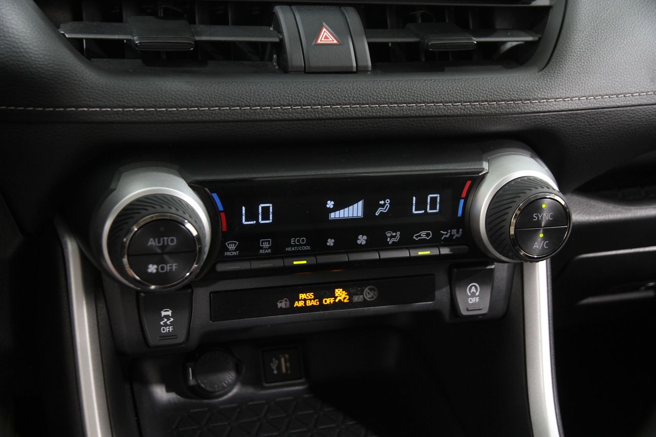 2024 Toyota RAV4 XLE photo 14