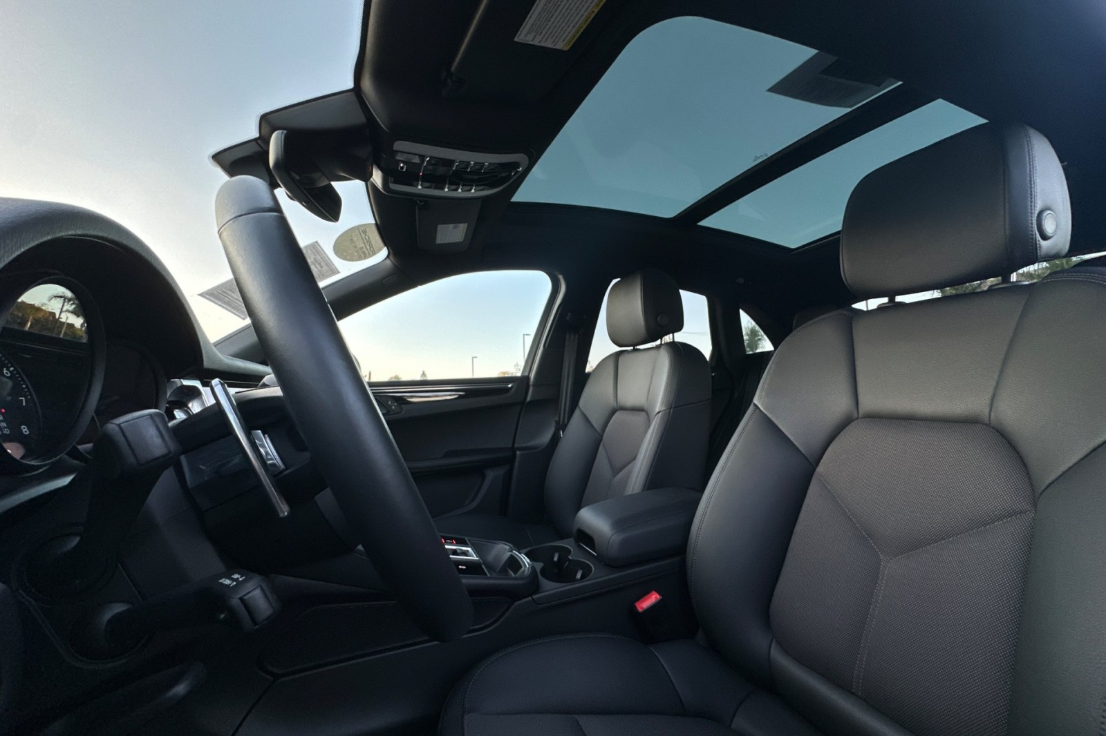 2024 Porsche Macan T photo 4