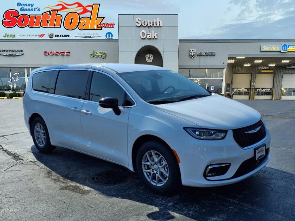 2026 Chrysler Pacifica Select's photo