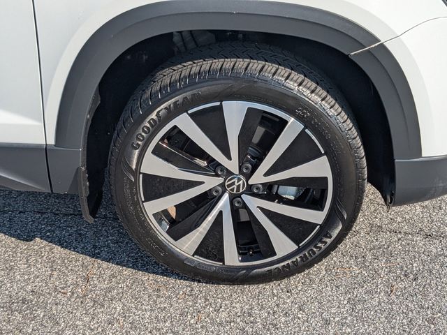 2023 Volkswagen Taos SE photo 9