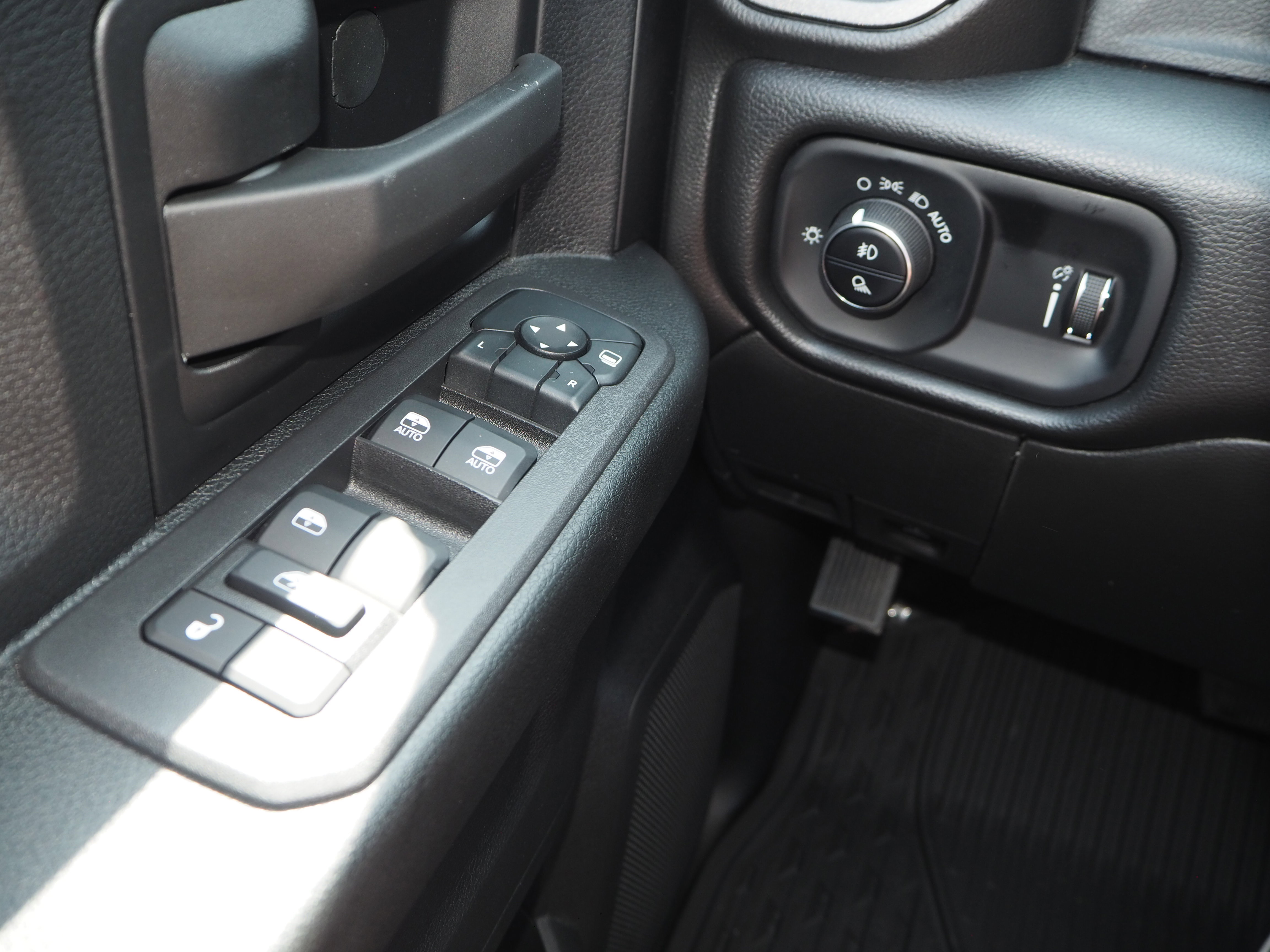 2025 Ram 2500 Tradesman photo 2