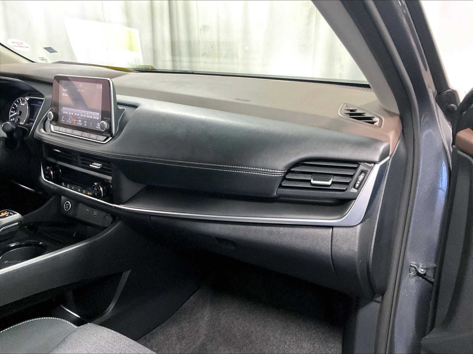 2023 Nissan Rogue SV photo 13