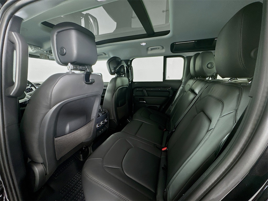 2025 Land Rover Defender 110 X-Dynamic SE photo 14