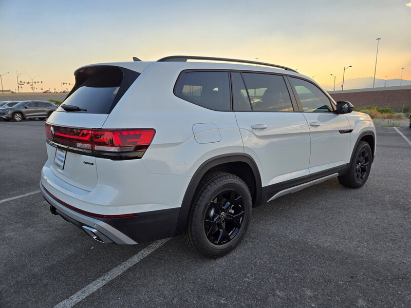 2025 Volkswagen Atlas Peak Edition SE photo 3