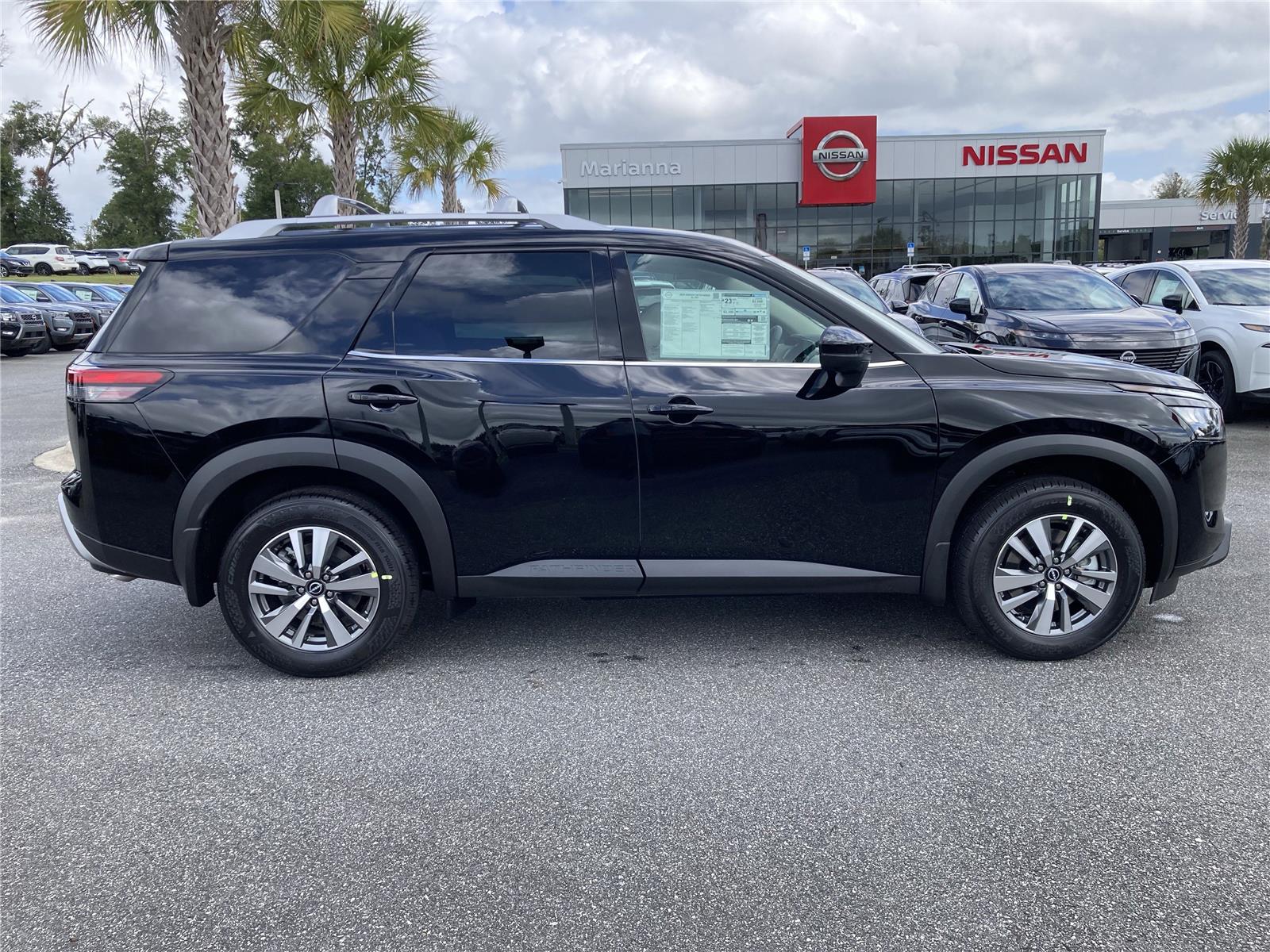2025 Nissan Pathfinder SL photo 4