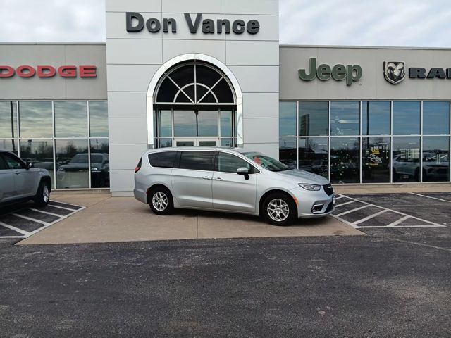 2023 Chrysler Pacifica Touring L's photo