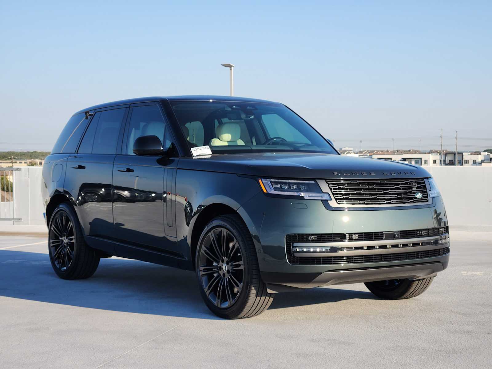 2025 Land Rover Range Rover SE photo 2