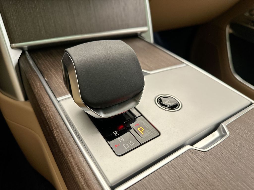 2025 Land Rover Range Rover SE photo 10