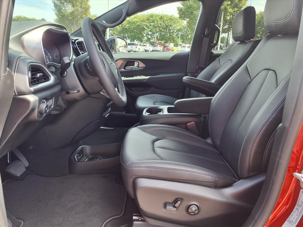 2026 Chrysler Pacifica photo 3