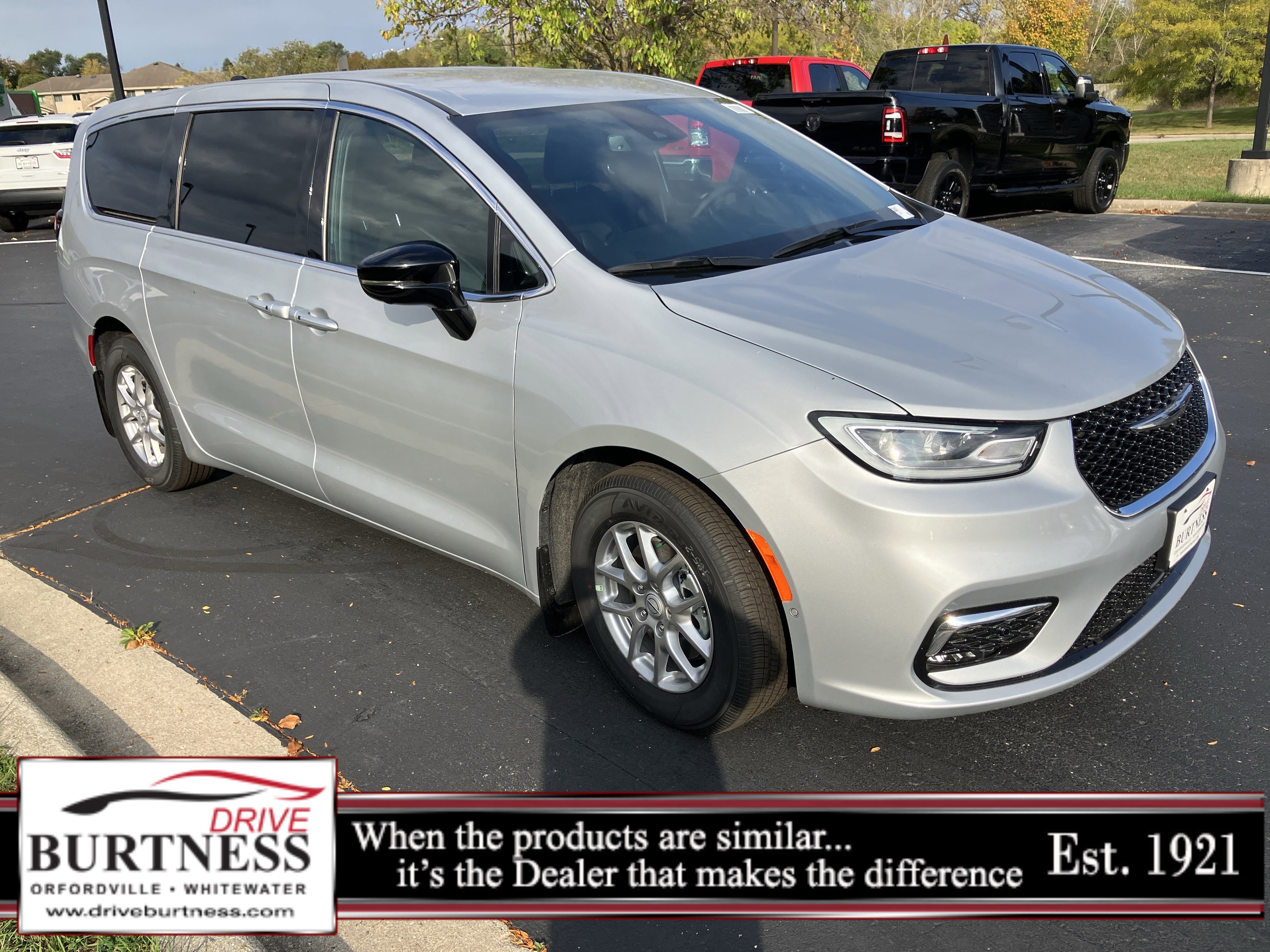 2026 Chrysler Pacifica Select's photo