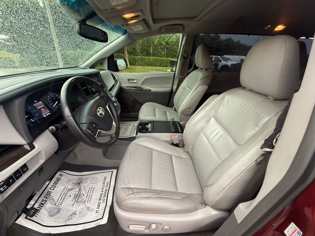2017 Toyota Sienna L photo 8