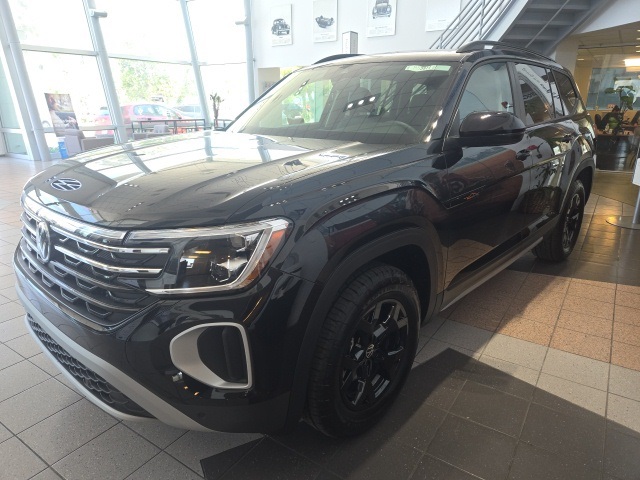 2025 Volkswagen Atlas Peak Edition SE photo 2
