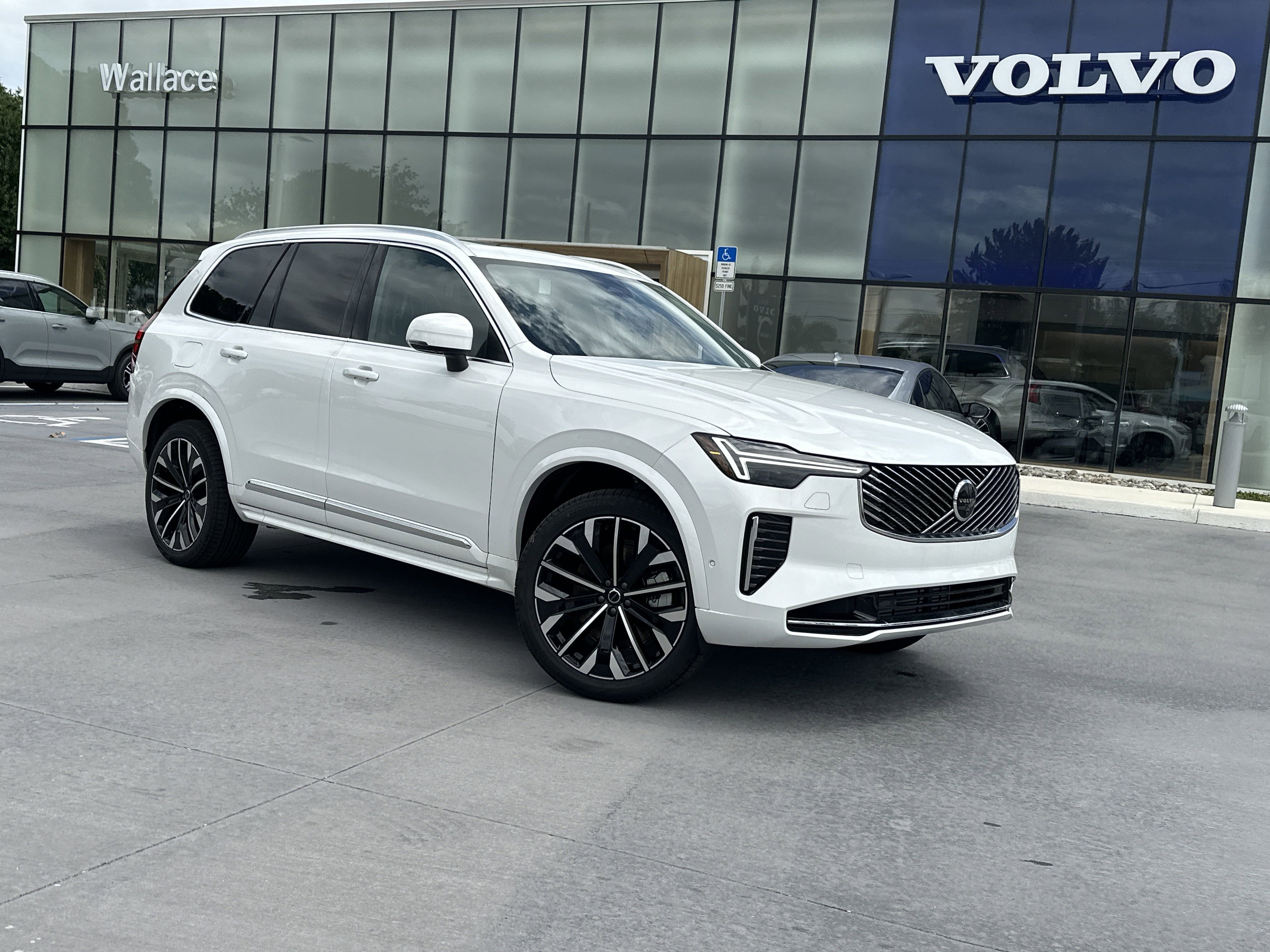 2025 Volvo XC90 Plus's photo