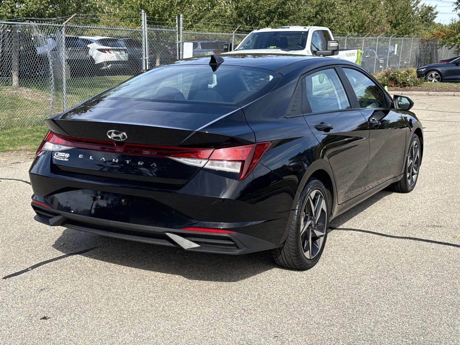 2023 Hyundai Elantra SEL photo 4