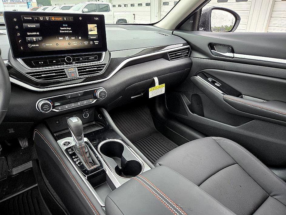 2025 Nissan Altima SR photo 14