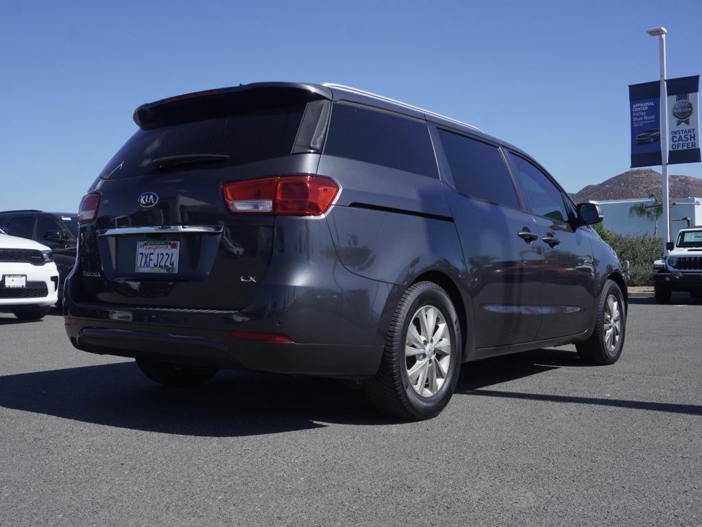 2017 Kia Sedona LX photo 3