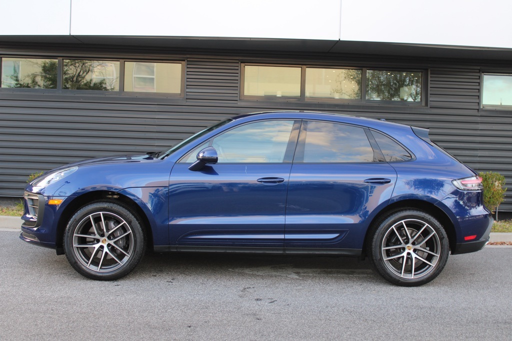 2025 Porsche Macan Base photo 2