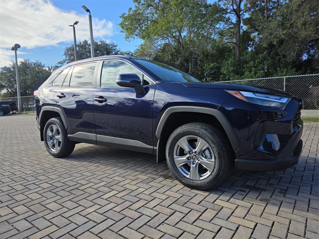 2025 Toyota RAV4 XLE's photo