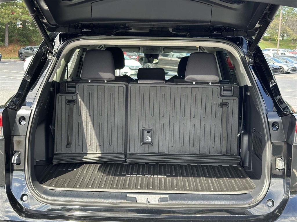 2023 Toyota Highlander LE photo 3